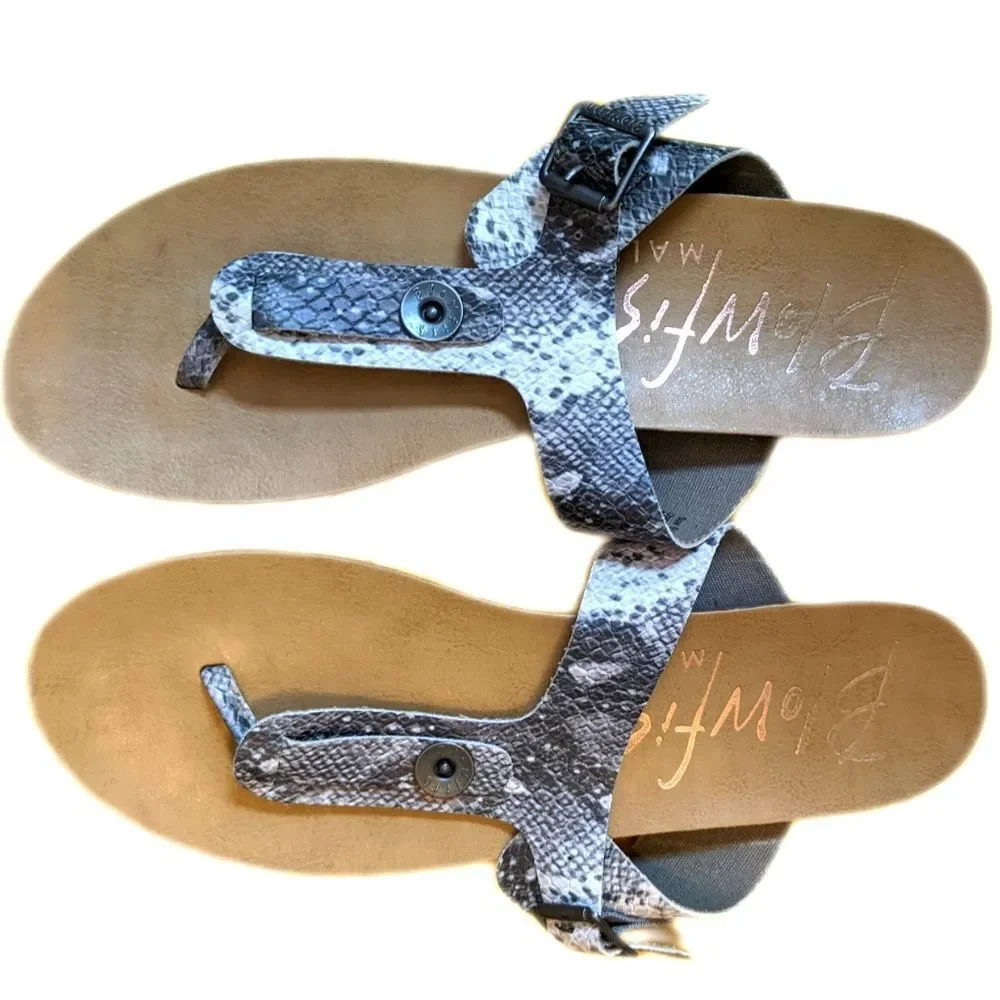 Blowfish flat faux snakeskin thong sandals , side buckle, EUC, sz 9.5